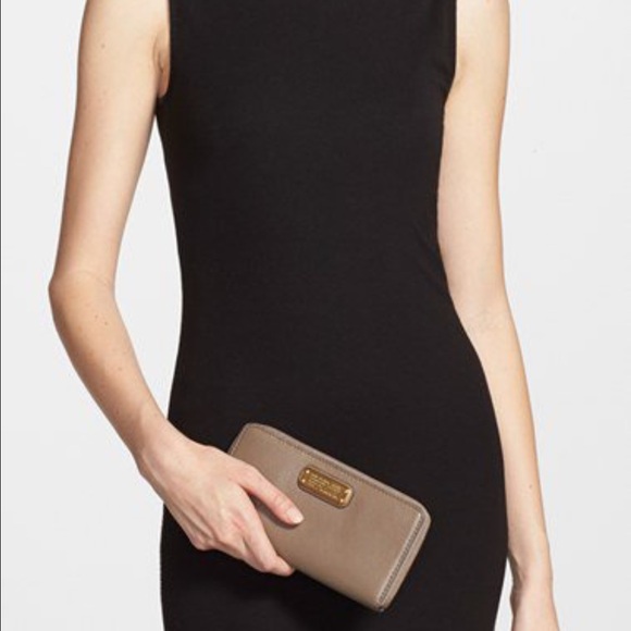 Marc Jacob’s Maroon Vertical Zippy Wallet. - Picture 3 of 3